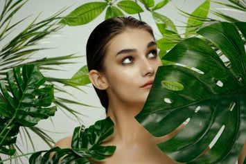 Une femme entourée de plante