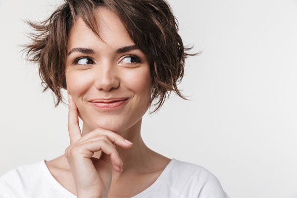 Une femme souriant sur un fond blanc