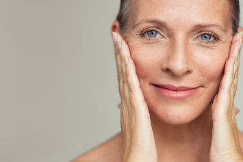 Une femme se tenant le visage