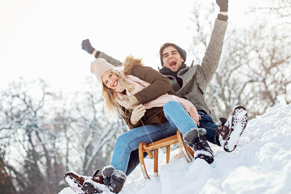 Un couple s'amusant dans la neige