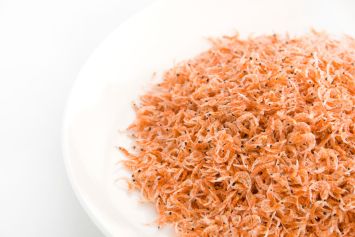 De l'huile de krill dans un pot blanc.