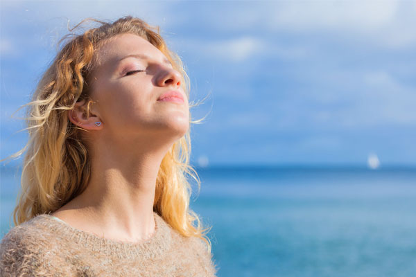 Une femme prenant le soleil.