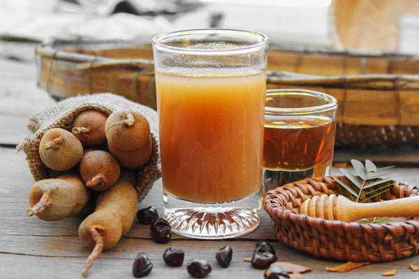 Un jus de tamarin dans un verre