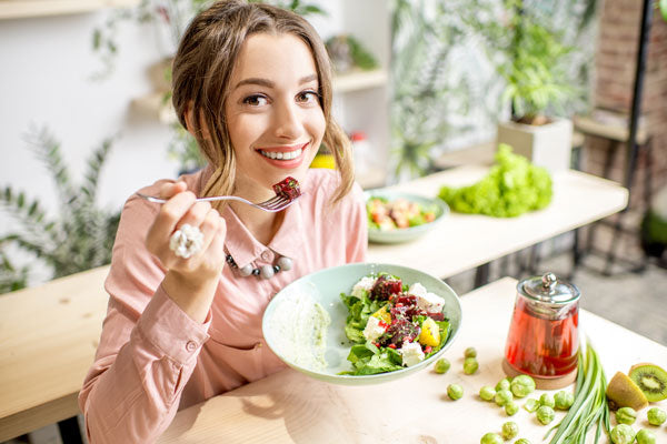 Une femme entrain de manger sainement