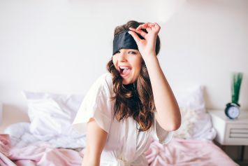 Une femme avec un bandeau sur les yeux.