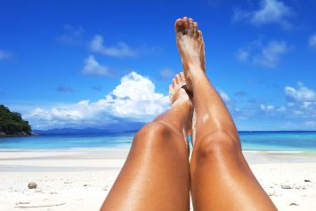 Des jambes nues sur une plage