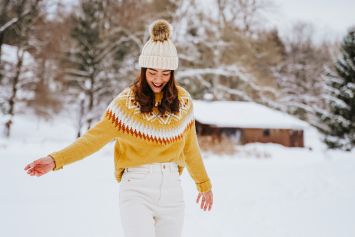 Une femme avec un bonnet dans la neige.