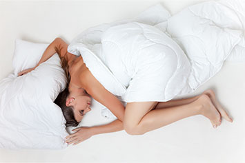 Une femme dans un lit sous la couette