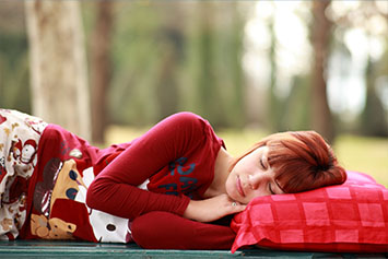 Une femme faisant une sieste