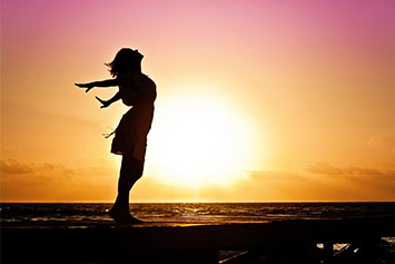 Une femme se sentant libre