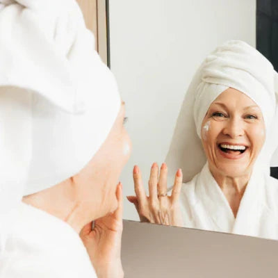 Femme âgée souriant devant son miroir