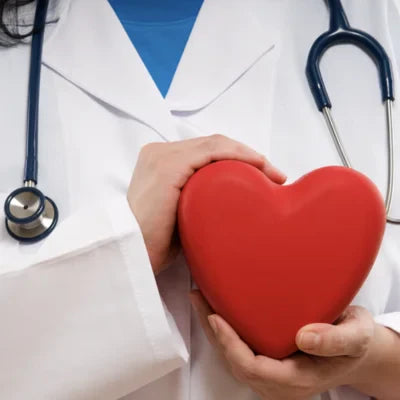 Médecin tenant un coeur rouge dans ses mains