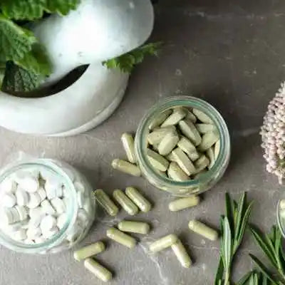 Compléments alimentaires dans des pots en verre