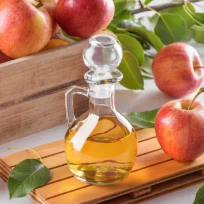 Elixir de vinaigre de cidre dans un récipient en verre