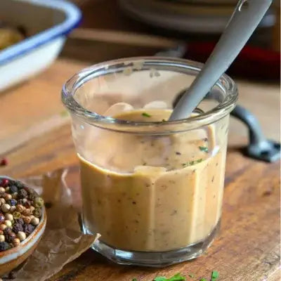 Sauce maison dans un pot en verre