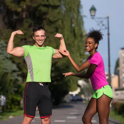 Homme et femmes souriant et montrant leur force