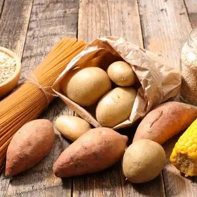 Des féculents posés sur une table en bois.