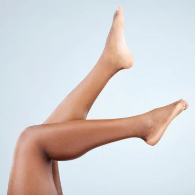Jambes surélevées sur fond clair, pour illustrer la sensation de jambes légères et le confort circulatoire.