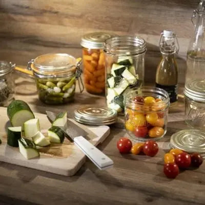 Légumes coupés dans des bocaux en verre