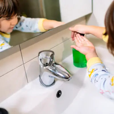 Enfant qui se lave les mains