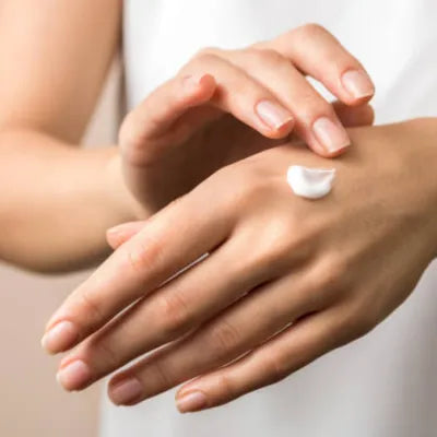 Crème sur des mains