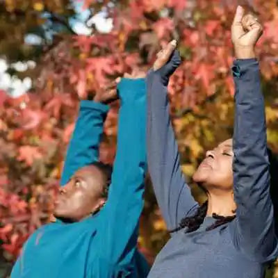 Deux femmes qui font de l'exercice