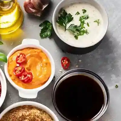 Différentes sauces posés sur une table.