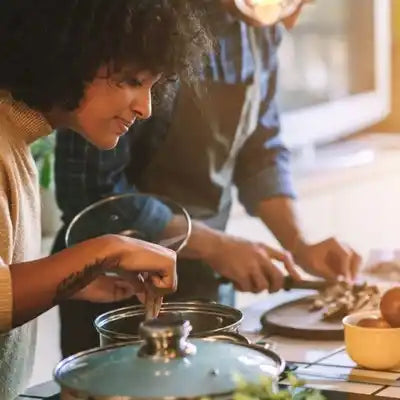Une femme se préparant un bon repas.