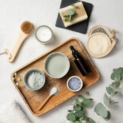 Soins naturels posés sur une planche en bois