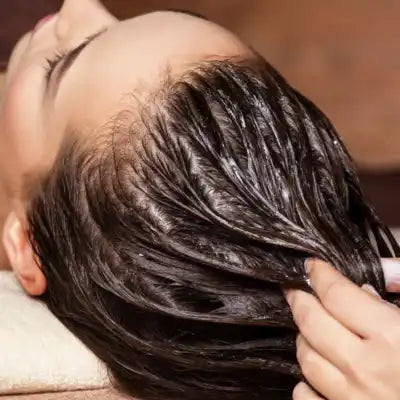 Femme qui prend soin de ses cheveux