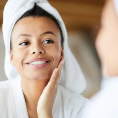 Femme qui prend soin de sa peau