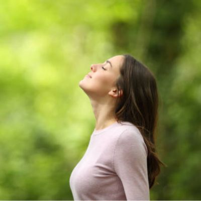 Femme qui respire en extérieur 