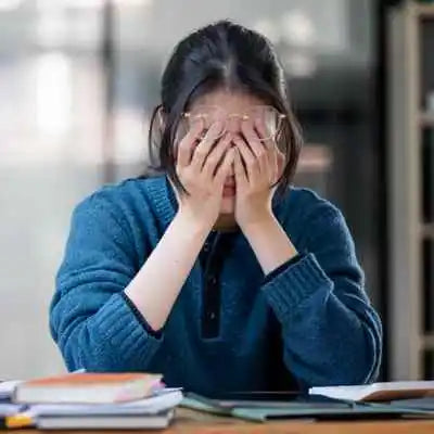 Femme stressée qui met ses mains sur son visage