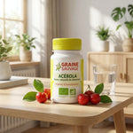 Graine Sauvage Acérola Bio en gélules avec fruits frais et feuilles vertes sur bureau wellness
