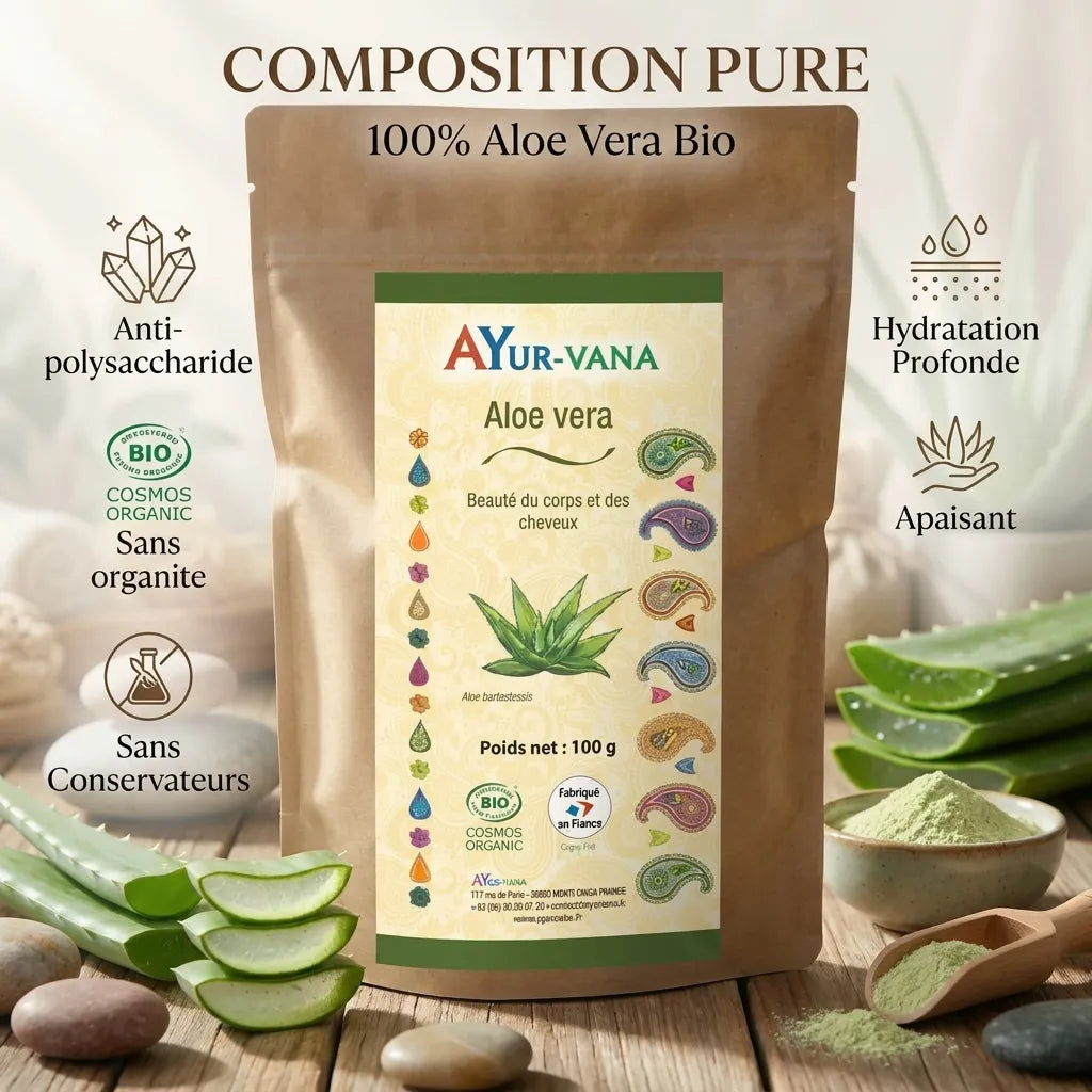 Aloe Vera Bio poudre Ayurvana certifiée avec feuilles fraîches et ingrédients naturels sur fond bois
