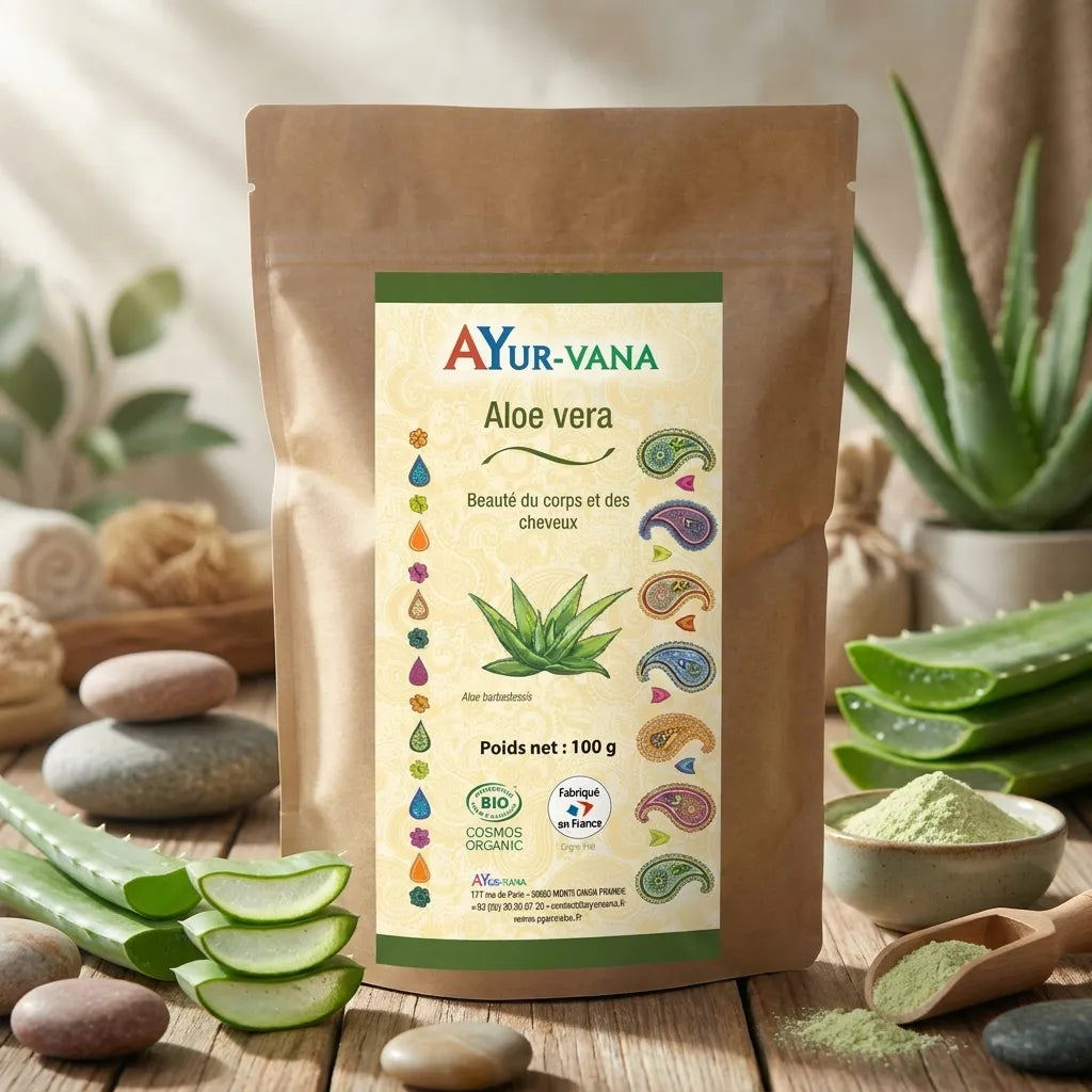 Aloe Vera poudre bio Ayurvana avec feuilles fraîches et accessoires spa naturels