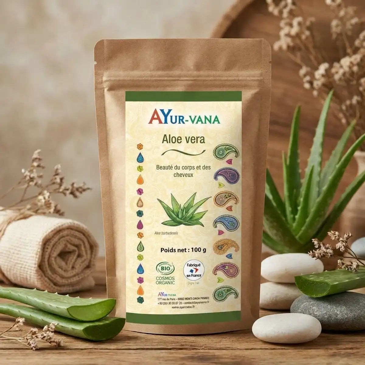 Poudre Aloe Vera bio Ayurvana avec feuilles fraîches sur table spa, ambiance wellness naturelle