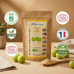 Poudre Amalaki Bio Ayurvana avec certifications, fruits frais et cuillère en bois