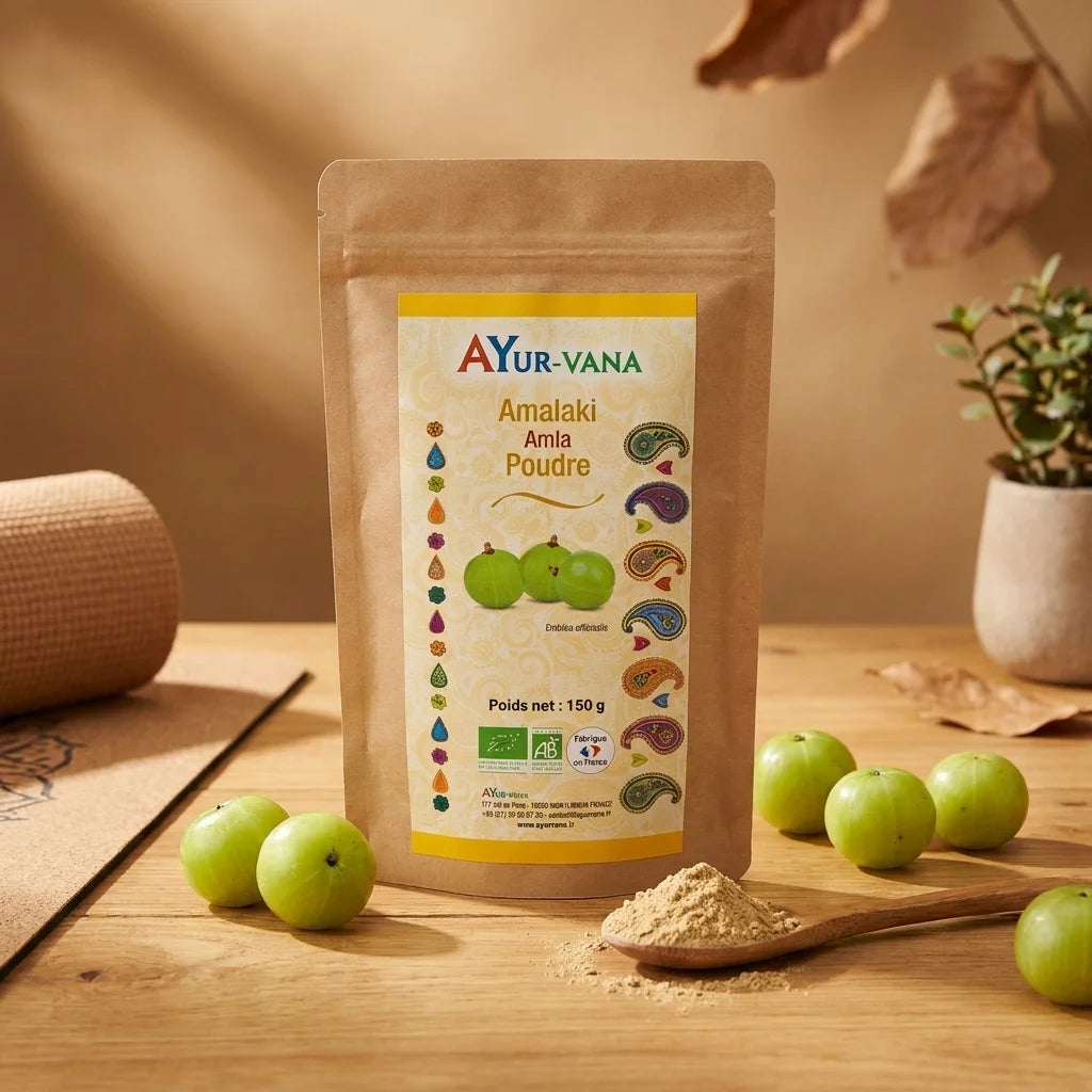 Poudre Amalaki Bio Ayurvana 150g avec fruits amla frais sur surface bois, cadre wellness