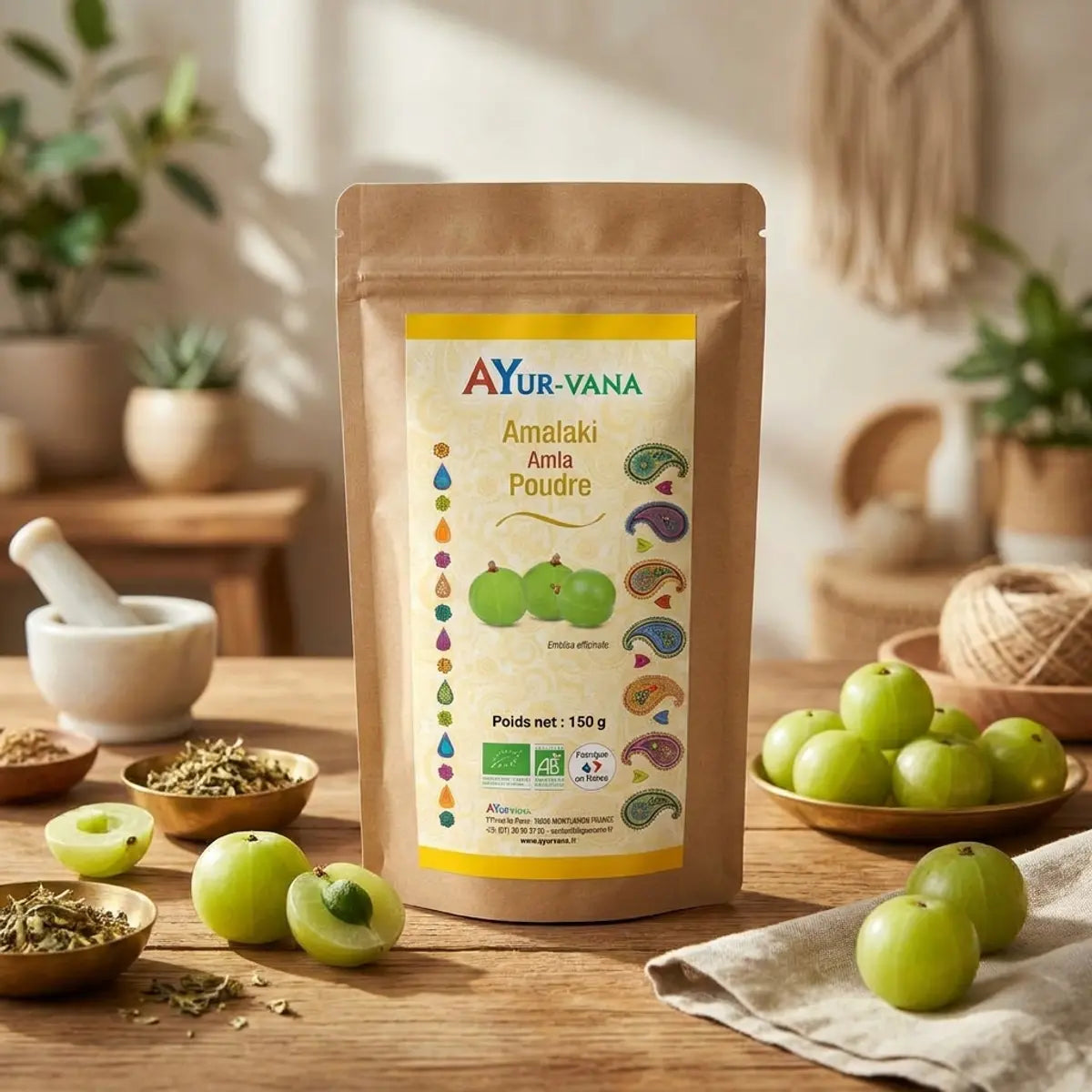 Amalaki Bio poudre Ayurvana avec fruits amla frais sur surface bois, ambiance wellness ayurvédique
