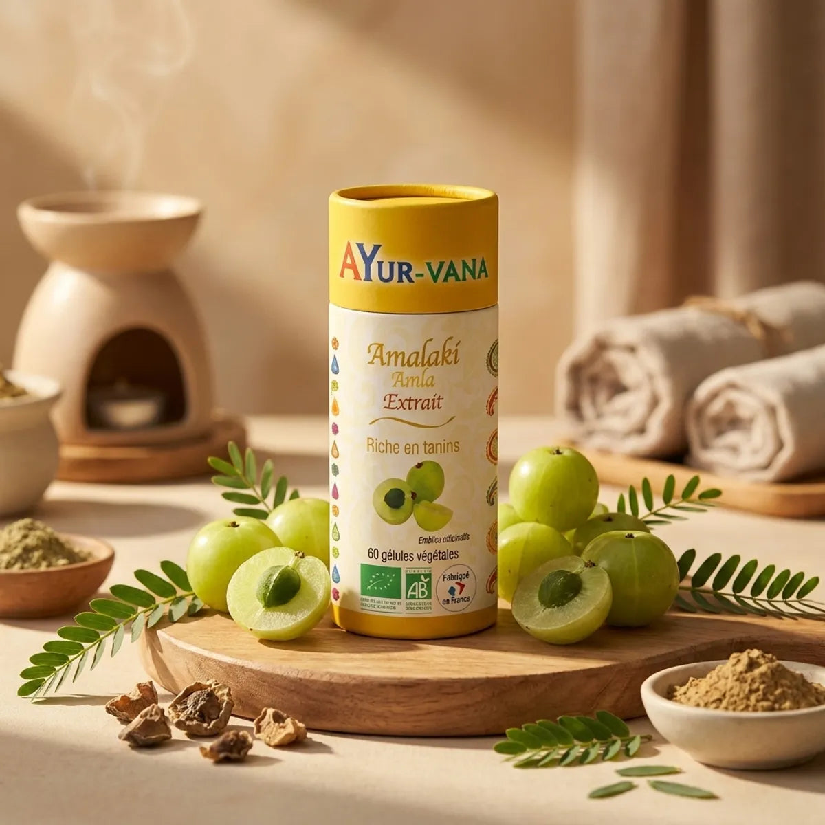 Gélules Amalaki bio Ayurvana avec fruits d'amla frais et éléments botaniques naturels