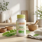 Complément Amla bio vegan Graine Sauvage en gélules avec feuilles vertes et accessoires bien-être