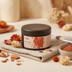 Pot d'argile rouge Najel dans un décor spa minimaliste avec fleurs séchées et linge naturel