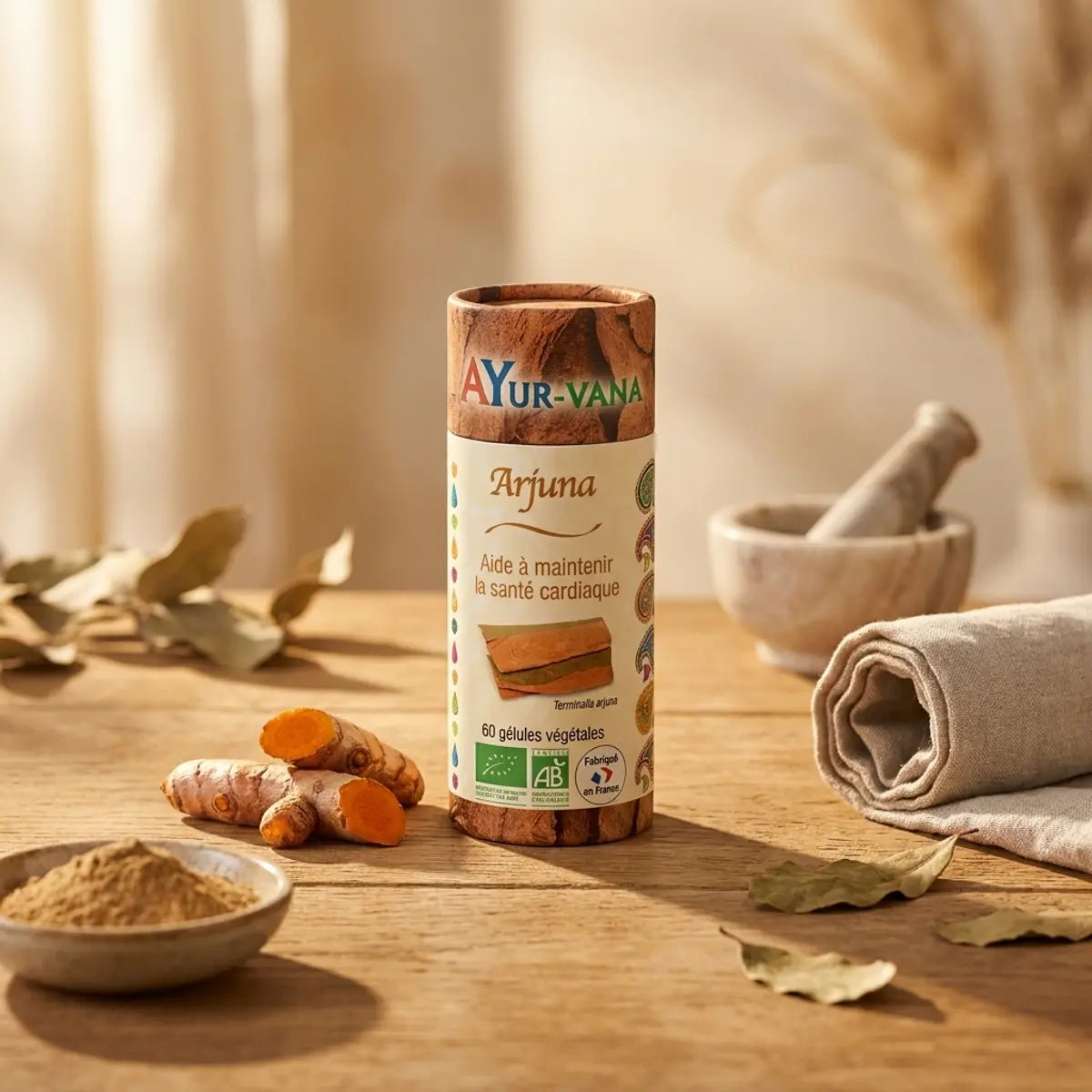 Arjuna bio Ayurvana en gélules avec racine de curcuma sur un bureau wellness minimaliste