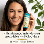 Femme tenant flacon Ashwagandha Bio vegan gélules avec témoignage client et avis 5 étoiles