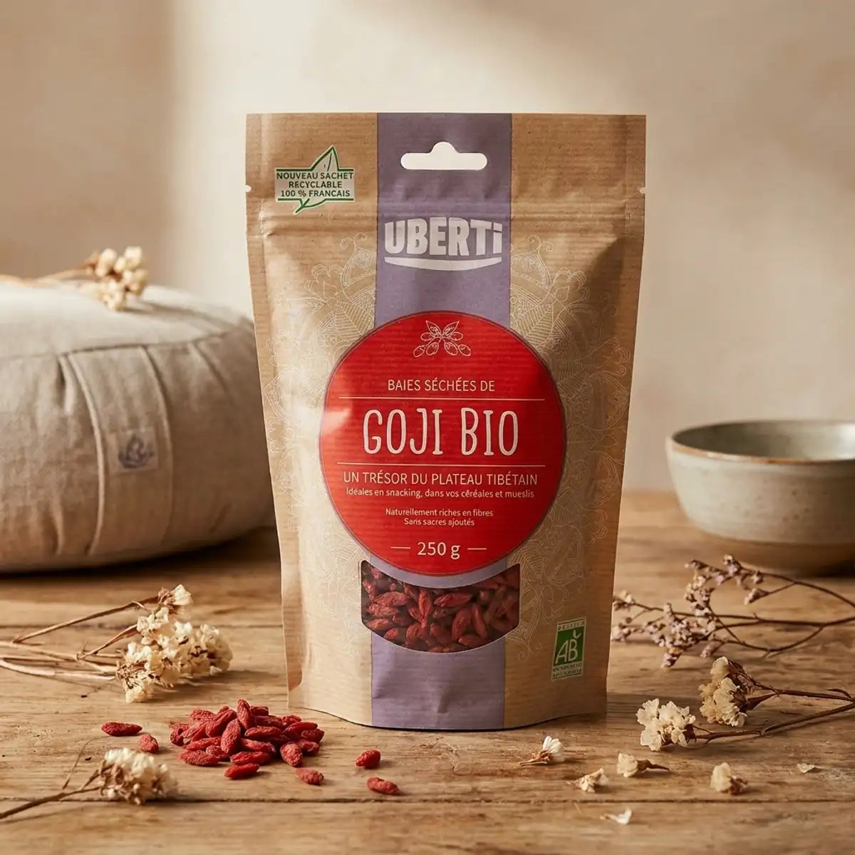 Baies de Goji bio 250g sur table en bois avec fleurs séchées et coussin méditation