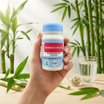 Flacon Bambou Silice vegan 60 gélules tenu en main lors d'une routine de bien-être matinale