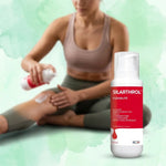 Baume articulaire SILARTHROL® 200ml appliqué sur genou lors d'étirement, flacon avec pompe blanche