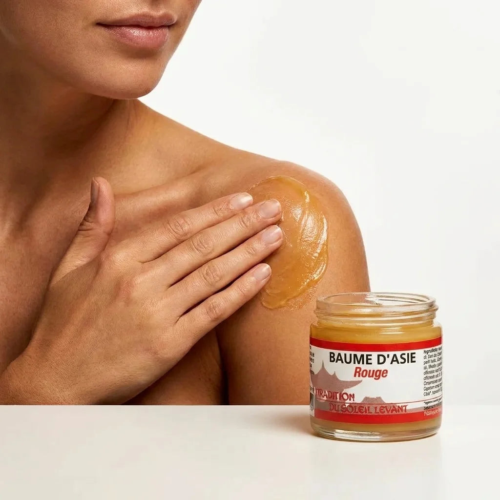 Baume d'Asie Rouge appliqué sur l'épaule pour soulager les tensions musculaires