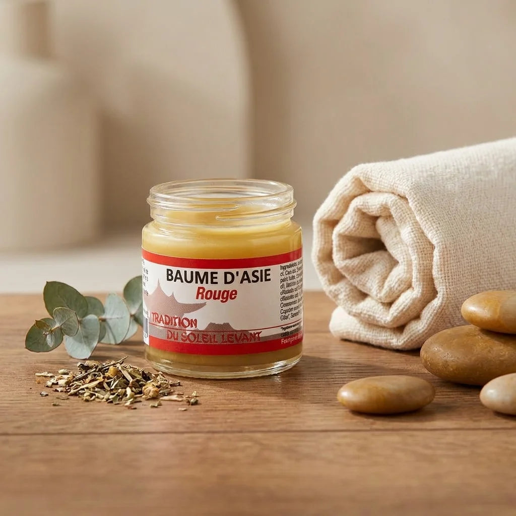 Pot de Baume d'Asie Rouge sur surface bois avec serviette, produit de soin wellness